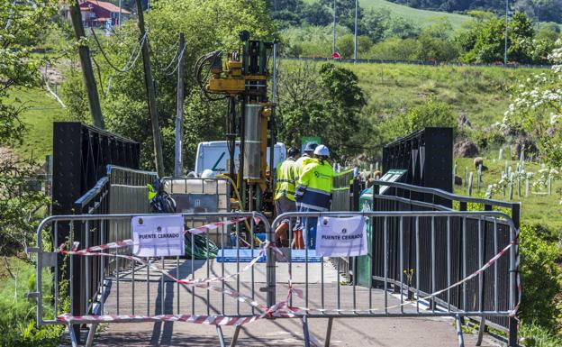 Obras Públicas comienza los trabajos para asegurar el puente sobre la ría de Solía