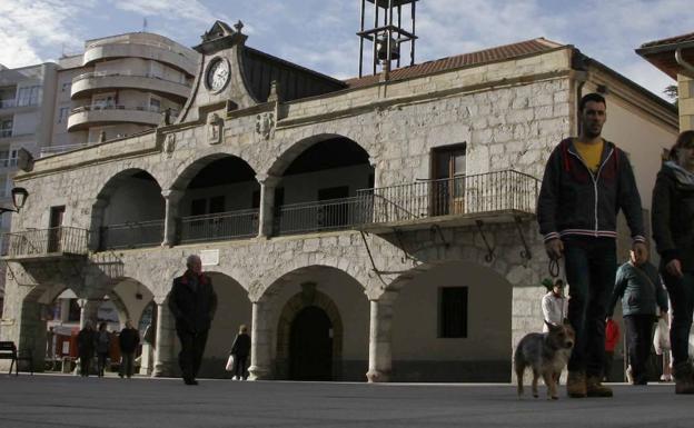 El tripartito de Laredo vulneró el derecho a la participación política de los concejales de la oposición