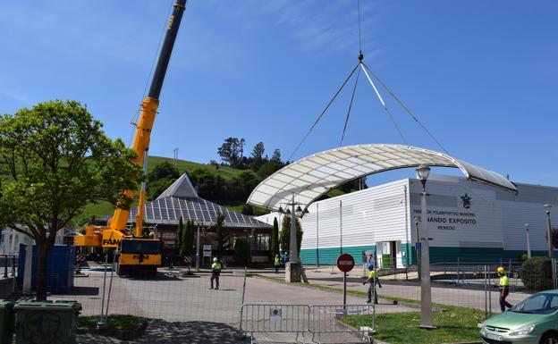 Comienza la instalación de la nueva cubierta de la piscina municipal de Renedo