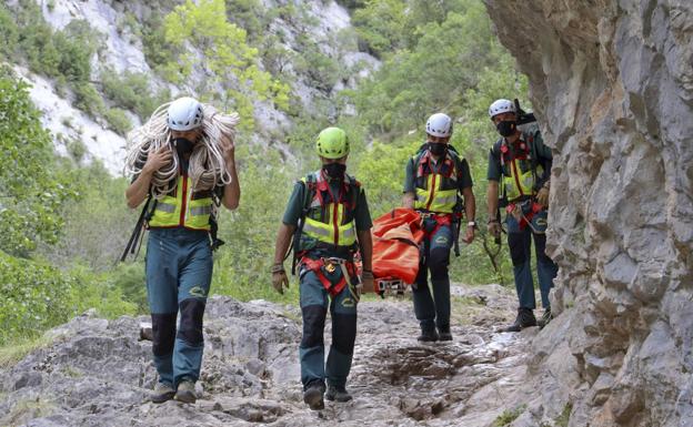 Los bomberos de Madrid se forman en las cuevas de la comarca del Alto Asón