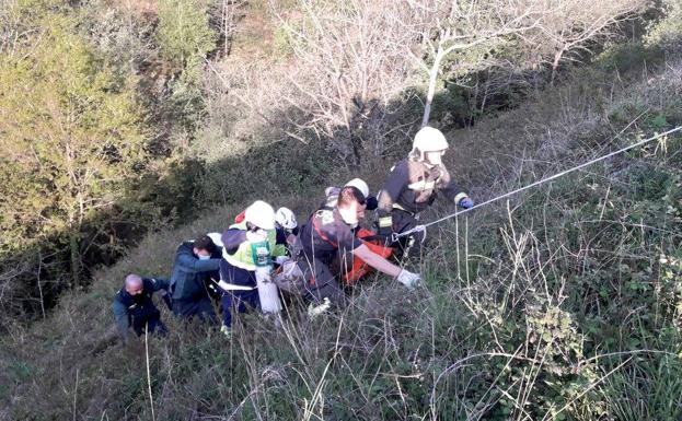 Rescatado un joven que cayó con su coche por un talud de 80 metros en Villacarriedo