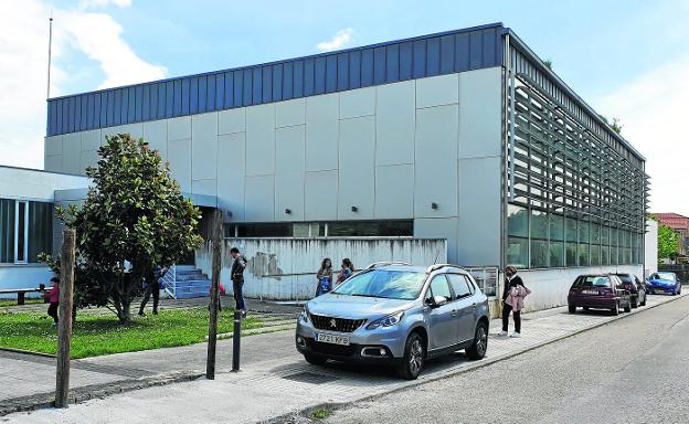 La piscina de Pesués continúa cerrada ocho años después de su construcción