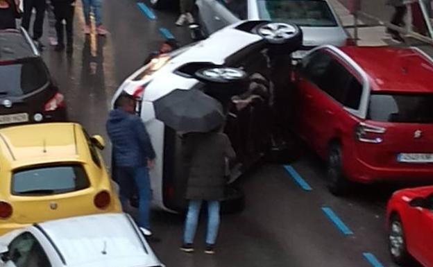 Aparatoso vuelco frente al instituto Santa Clara