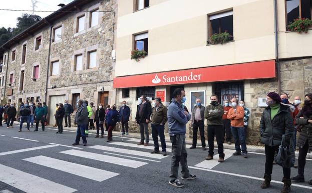 El 'mapa' de recorte de oficinas y empleos de la banca en Cantabria podría dibujarse este mes