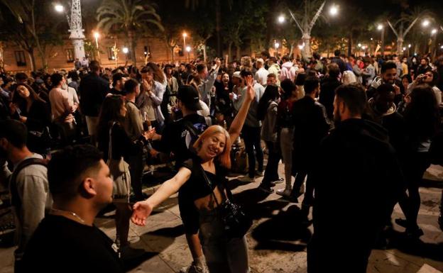 Los jóvenes salen a la calle tras el fin del estado de alarma