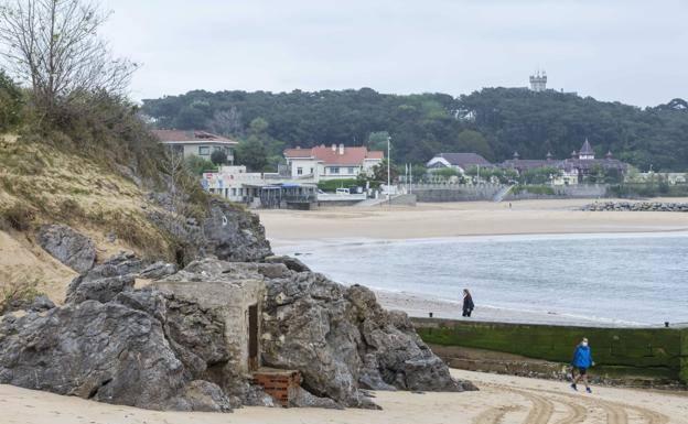 Comienza el trasvase de arena desde el Museo Marítimo hasta la playa de La Magdalena