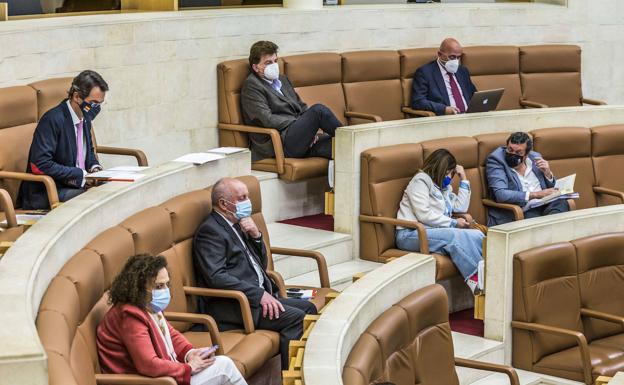 El Parlamento insta al Gobierno de Cantabria a llevar a los tribunales la prohibición de cazar al lobo