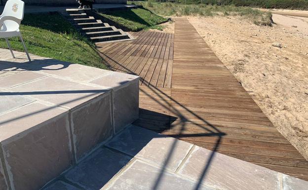 Pasarela y escaleras desmontables en la playa de Luaña para sustituir a las destrozadas por las mareas