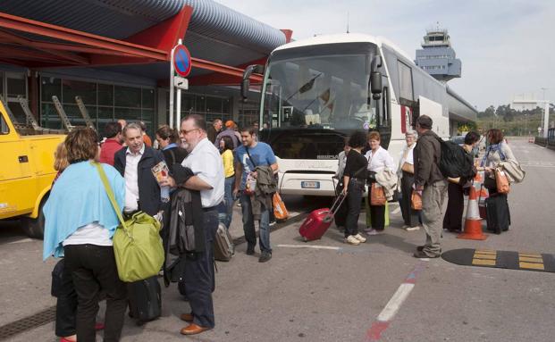 Los populares piden que un autobús lanzadera enlace Torrelavega con el aeropuerto con subvención del Gobierno