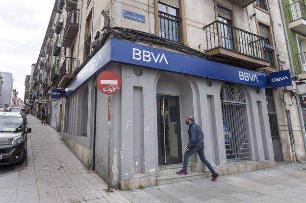 El Santander ha aceptado ya 2.395 salidas y BBVA mantiene el anunciado recorte de plantilla