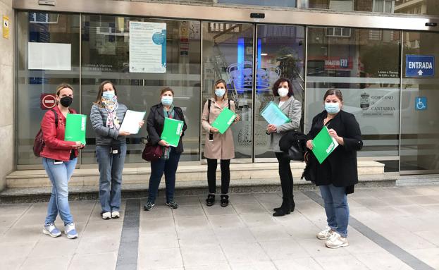 Satse entrega un millar de firmas para exigir la resolución de las oposiciones de enfermería celebradas hace dos años