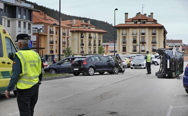 Heridos leves los ocupantes de dos vehículos que han chocado frente a la estación de Cabezón