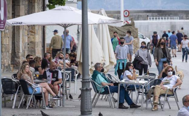 Los médicos de Cantabria alertan: las reuniones familiares y sociales «son el mayor riesgo» y piden que se hagan al aire libre