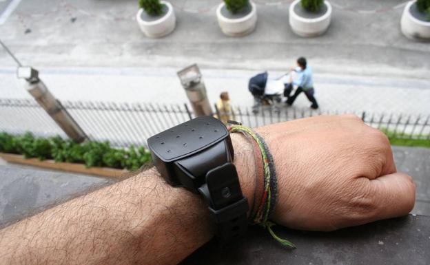 Usarán pulseras GPS para vigilar a agresores sexuales y proxenetas