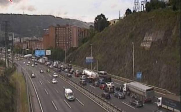 Un accidente entre cuatro vehículos provoca largas retenciones en el área de Barakaldo en dirección a Cantabria