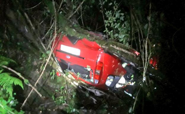 Tres jóvenes, heridos leves tras salirse de la carretera y caerse con el coche al cauce del río Asón en Limpias