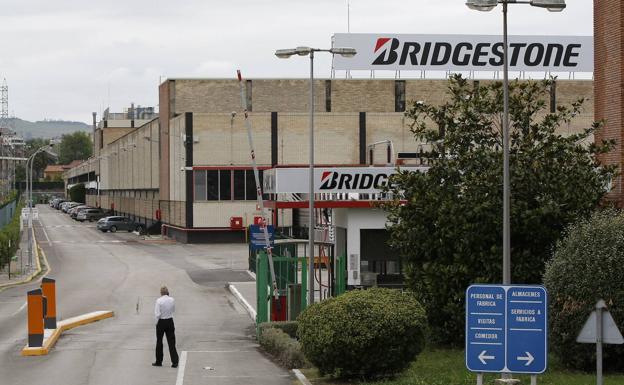 Bridgestone permite volver a la planta cántabra a 12 trabajadores trasladados a Burgos en 2010