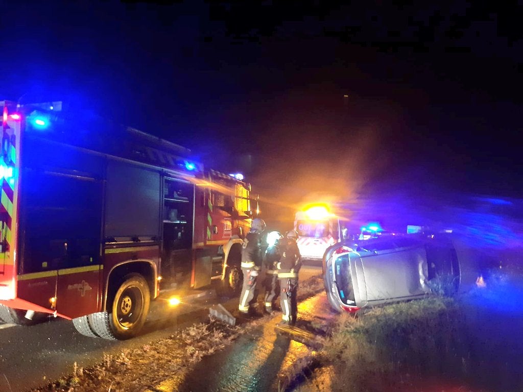 Dos mujeres, heridas leves tras salirse de la vía y volcar su coche en la A-8, a la altura de Cabezón