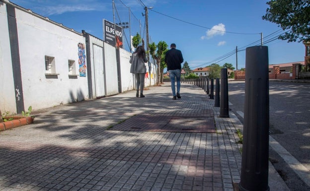Camargo coloca bolardos en la acera junto al campo de fútbol del Escobedo para evitar que los vehículos se suban al bordillo