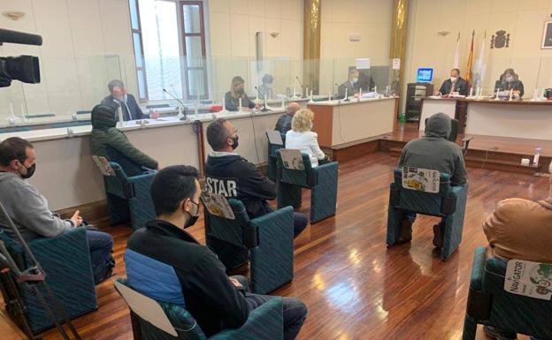 Los acusados de introducir droga en El Dueso aceptan penas de hasta tres años de cárcel