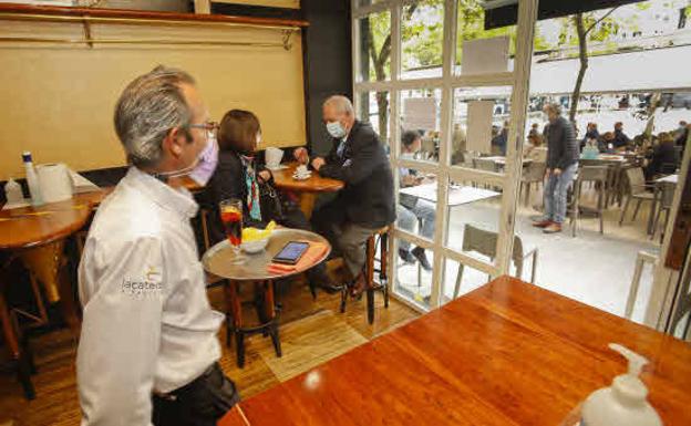Revilla espera que Sanidad «dulcifique» el horario de cierre de la hostelería