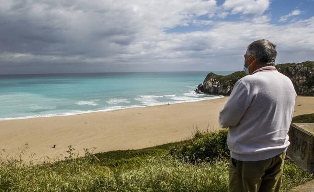 Surfistas y pescadores critican la «continua contaminación» del agua en Usgo y Liencres