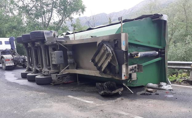 Cortado un carril de la N-621, entre Puente Lles y Panes, tras el vuelco de la caja de un camión