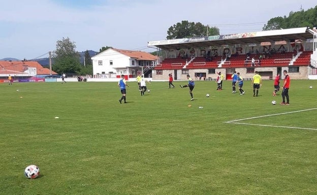 Industria renovará el sistema de iluminación del campo de fútbol de Bárcena de Pie de Concha