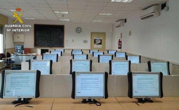 Pillado con un dispositivo tecnológico en el examen de conducir