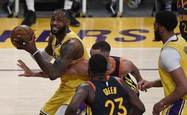 LeBron le gana el duelo a Curry y los Lakers avanzan a playoffs