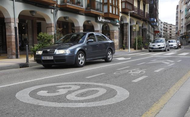 Los conductores pisan el freno a 30 km/h entre la comprensión y el castigo