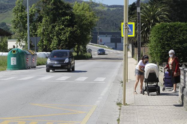 La avenida Fernández Vallejo dispondrá por fin de aceras de Tanos a Viérnoles