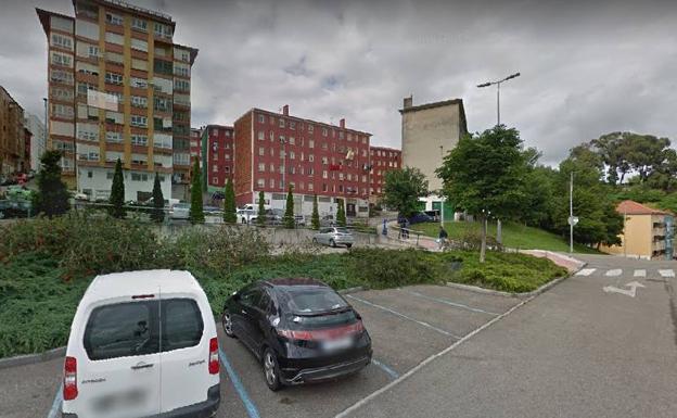 Detenidos un padre y un hijo por agredir a policías y azuzar a un perro contra ellos en el exterior de un club cannábico de Santander