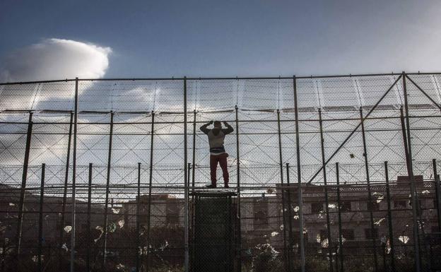 Cientos de marroquíes intentan entrar en Melilla por primera vez y decenas de ellos lo logran