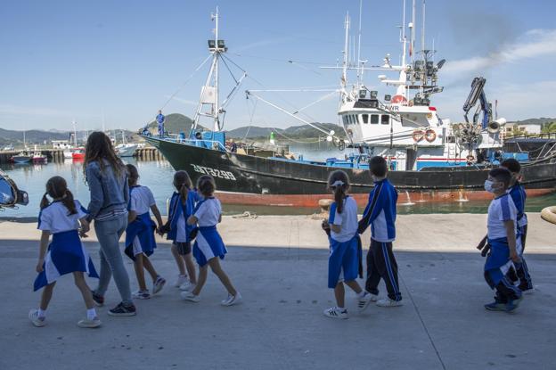 Los 'peques' se adentran en la cultura pesquera durante la Feria de las Artes Fijas de Santoña