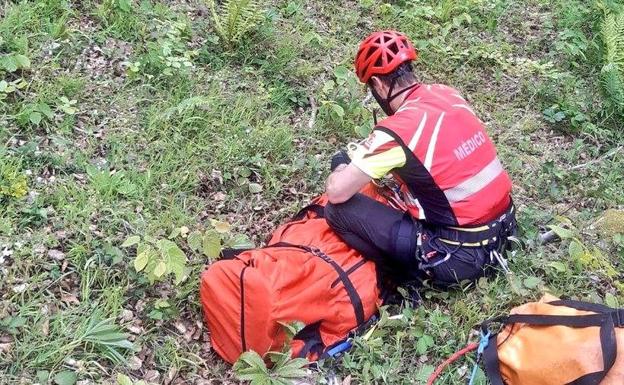 Hospitalizados un motorista de 65 años accidentado y un senderista de 51 que se desmayó en Peñarrubia