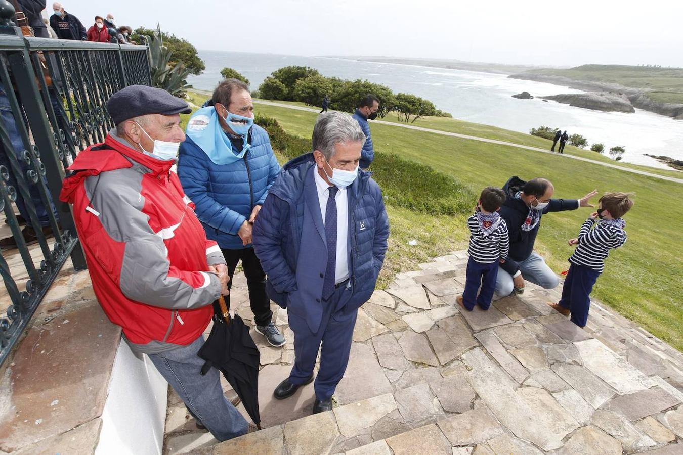 Los fieles cumplen con su cita con la Virgen del Mar