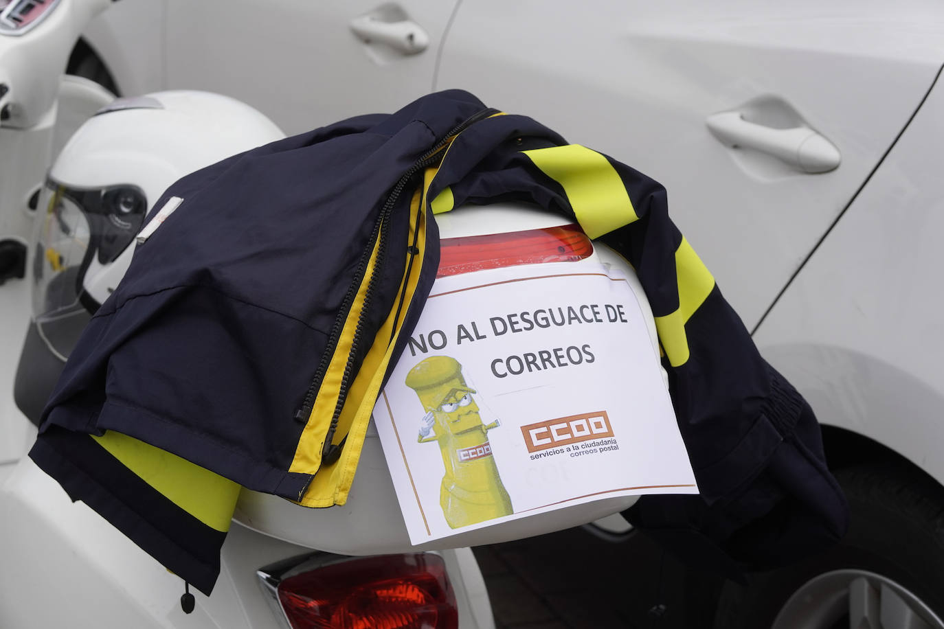 Los trabajadores de Correos se movilizan en Santander