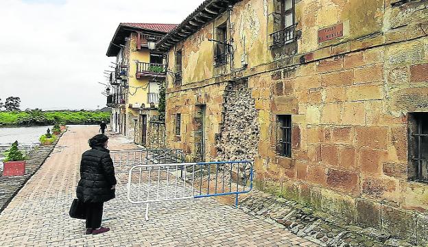Se desploma parte de la fachada de la antigua lonja de Limpias, declarada BIC