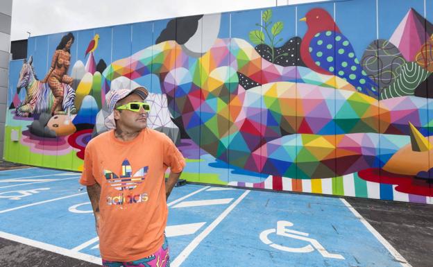 Okuda presenta su nuevo mural a todo color en el parque comercial Bahía Real