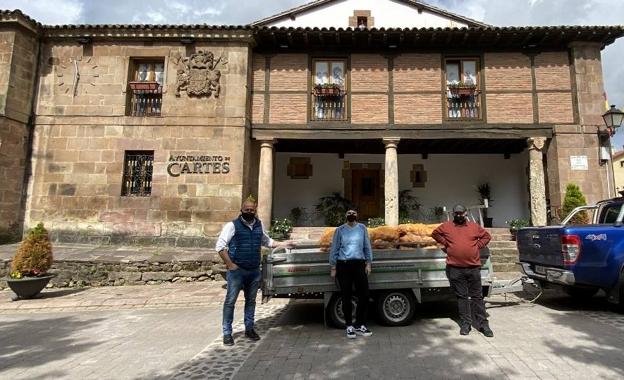 Cartes dona una tonelada de patatas de Valderredible al Banco de Alimentos