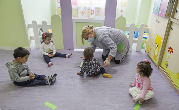 26 familias torrelaveguenses se benefician de la primera convocatoria de las Becas Guardería