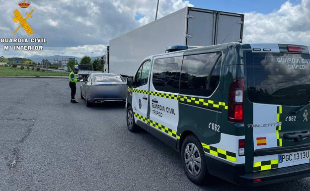 Le pillan conduciendo un coche sin seguro y da a la Guardia Civil los datos de otra persona, pero acaba detenido