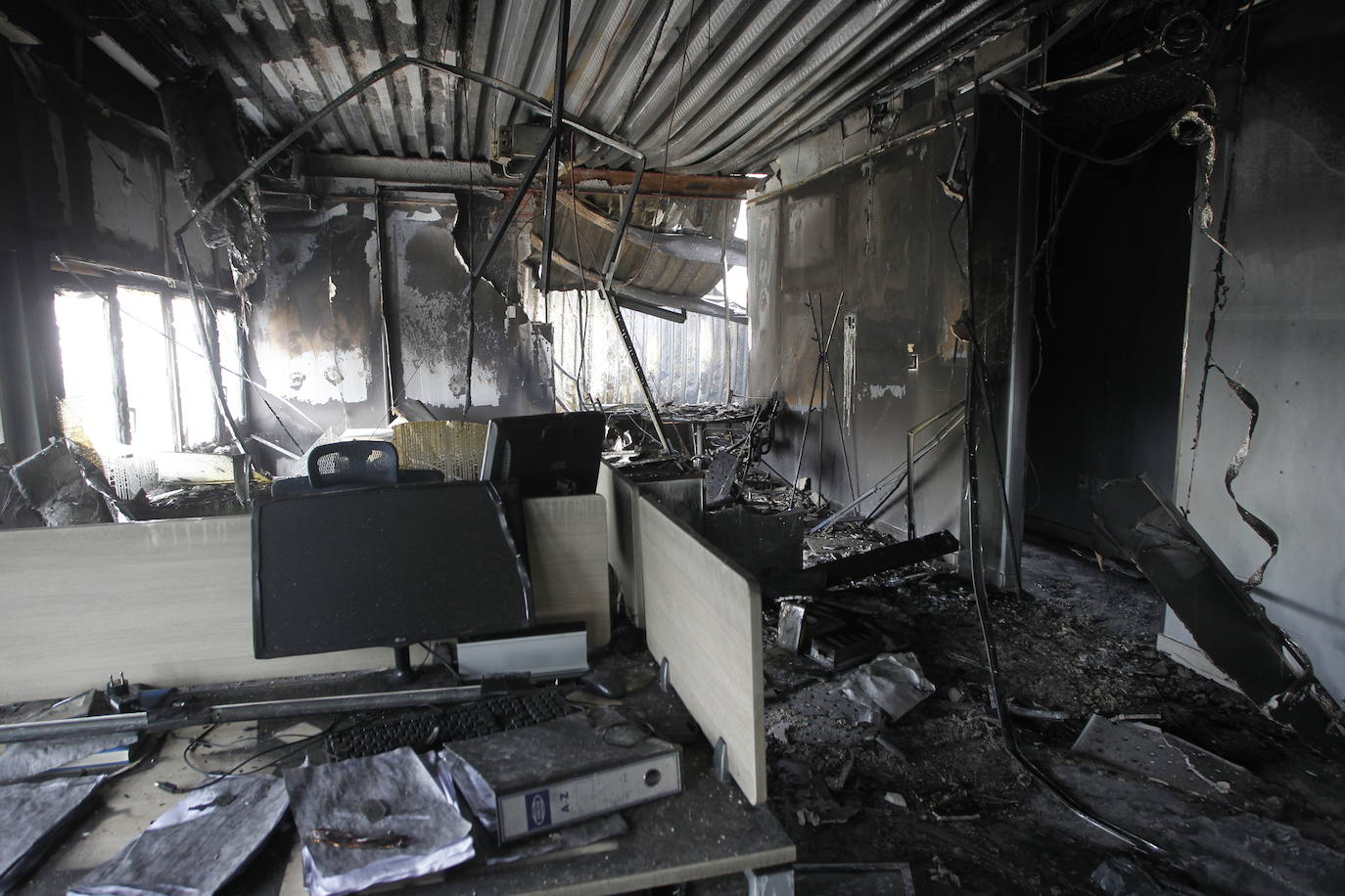 Así ha quedado la nave de Polanco tras el incendio