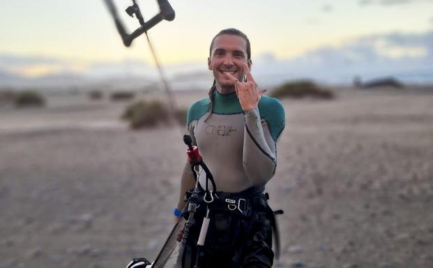 Fallece un cántabro mientras practicaba kitesurf en una playa de Lanzarote