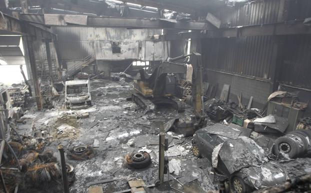 Un incendio calcina una nave llena de maquinaria pesada en Polanco