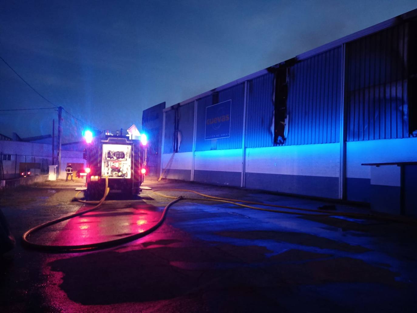 Imágenes del dispositivo de extinción del incendio en una nave industrial en Polanco