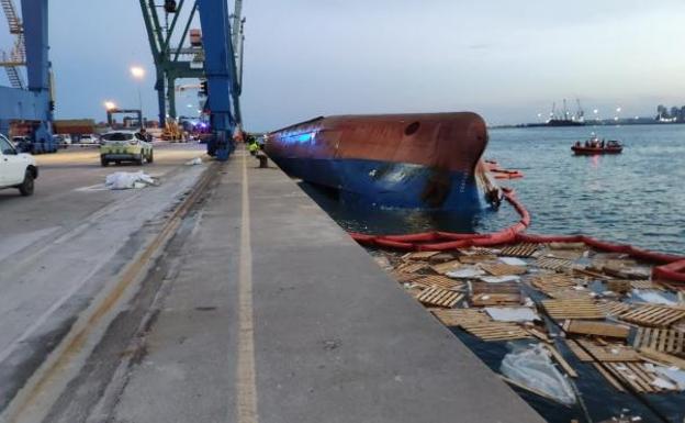 Dos personas desaparecidas tras volcar un barco en el puerto de Castellón