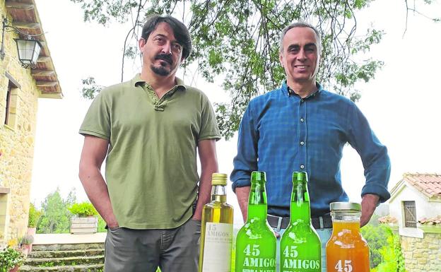 La sidra natural cántabra encuentra refugio en Moncalián con '45 Amigos'