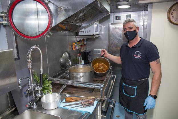 Los cocineros de la flota de Santoña exhiben su talento también en tierra